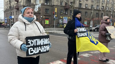 "Памʼятати про тих, завдяки кому ми відзначаємо свята": у Миколаєві вшанували відбулась хвилина мовчання "Памʼятати про тих, завдяки кому ми відзначаємо свята": у Миколаєві вшанували відбулась хвилина мовчання