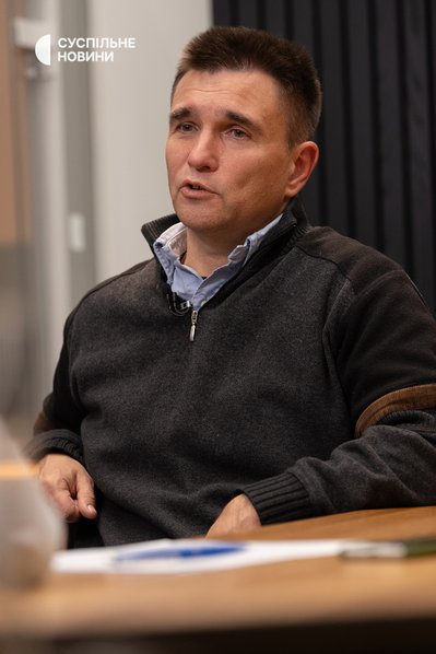 Міністр закордонних справ України (2014-2019) Павло Клімкін під час інтервʼю Суспільному, Київ, 21 жовтня 2025 року Міністр закордонних справ України (2014-2019) Павло Клімкін під час інтервʼю Суспільному, Київ, 21 жовтня 2025 року