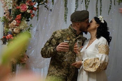 Молодята на весіллі