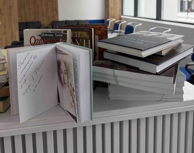 Майже 500 книг для військових у госпіталь зібрали та передали заклади культури Рівненщини Майже 500 книг для військових у госпіталь зібрали та передали заклади культури Рівненщини