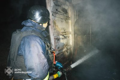 Рятувальник гасить пожежу у Харківському районі області, 4 листопада 2025 року Рятувальник гасить пожежу у Харківському районі області, 4 листопада 2025 року
