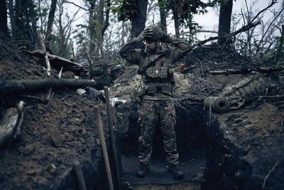 Український військовий в окопі на передовій поблизу Бахмута Донецької області, 27 травня 2023 року Український військовий в окопі на передовій поблизу Бахмута Донецької області, 27 травня 2023 року