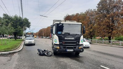 У Кропивницькому зіткнулися сміттєвоз і мотоцикл: травмувався 18-річний хлопець У Кропивницькому зіткнулися сміттєвоз і мотоцикл: травмувався 18-річний хлопець