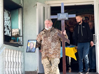 У Мукачеві попрощалися з полеглим захисником Віталієм Шелембою У Мукачеві попрощалися з полеглим захисником Віталієм Шелембою