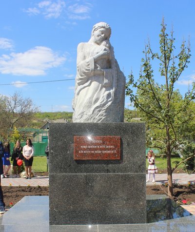 На Одещині відкрили пам’ятник матері