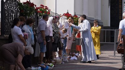 Освячують груші, випічку та колоски: яблучний спас у Вінниці Освячують груші, випічку та колоски: яблучний спас у Вінниці