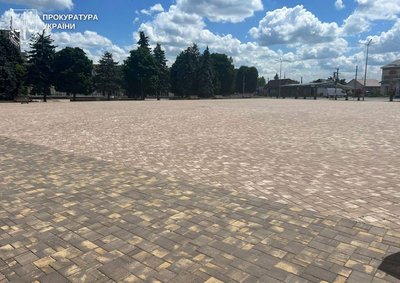 Збитки у понад 2,8 мільйона гривень: на Кіровоградщині підрядниці повідомили про підозру через ремонт площі Збитки у понад 2,8 мільйона гривень: на Кіровоградщині підрядниці повідомили про підозру через ремонт площі