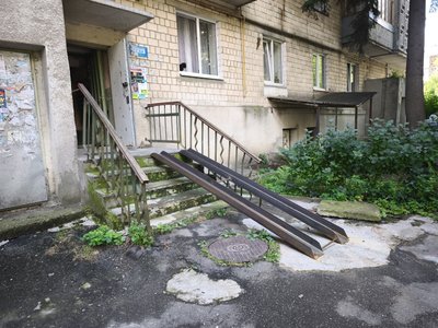 Пандус який встановили біля багатоповерхівки на вулиці Сандуляка