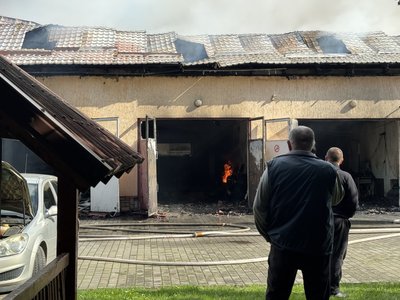 В Ужгороді на вул. Петра Лінтура горить СТО В Ужгороді на вул. Петра Лінтура горить СТО