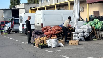 Люди працюють на ринку Люди працюють на ринку