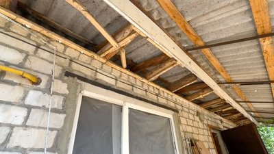 "Самотужки нічого не зробимо": у Світловодську відновлюють будинки після російського обстрілу "Самотужки нічого не зробимо": у Світловодську відновлюють будинки після російського обстрілу