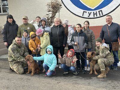 Вихованці релокованого з Марганця дитбудинку сімейного типу відвідали Кінологічний центр в Ужгороді