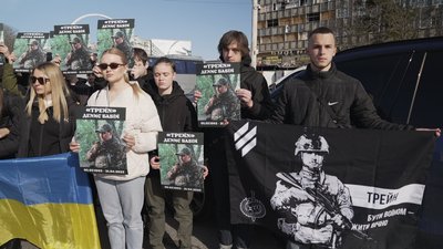 Треті роковини: у Вінниці вшанували пам’ять захисника Дениса "Трейна" Бабія Треті роковини: у Вінниці вшанували пам’ять захисника Дениса "Трейна" Бабія