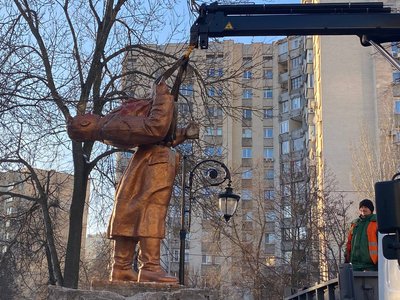У Києві демонтували пам’ятник радянському льотчику Чкалову У Києві демонтували пам’ятник радянському льотчику Чкалову