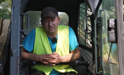 Дмитро Козел, косить борщівник, працює на тракторі, 30 червня 2026 року