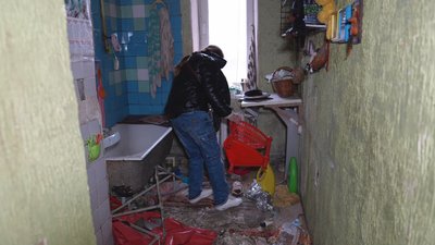 У Кам'янському невідомі розграбовують оселі, потрощені внаслідок обстрілу РФ 6 листопада У Кам'янському невідомі розграбовують оселі, потрощені внаслідок обстрілу РФ 6 листопада