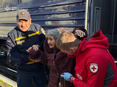 На Житомирщині прибув евакуаційний потяг із людьми похилого віку На Житомирщині прибув евакуаційний потяг із людьми похилого віку