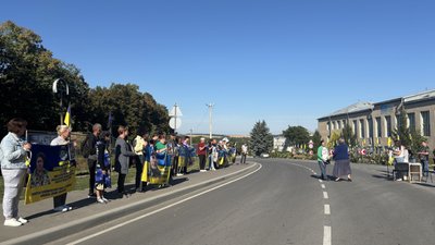 «Ми будемо чекати»: у громаді на Вінниччині провели акцію на підтримку родин військових «Ми будемо чекати»: у громаді на Вінниччині провели акцію на підтримку родин військових