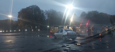Потяг “Київ–Суми”замість п’яти годин їхав 15. Пасажирів частину шляху везли автобусами Потяг “Київ–Суми”замість п’яти годин їхав 15. Пасажирів частину шляху везли автобусами