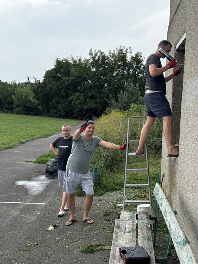 У місті на Рівненщині батьки футболістів відновлюють стадіон У місті на Рівненщині батьки футболістів відновлюють стадіон