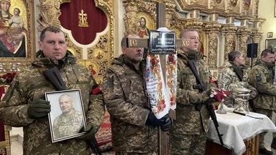 У Полтаві попрощалися із двома військовими, які загинули на війні з РФ У Полтаві попрощалися із двома військовими, які загинули на війні з РФ