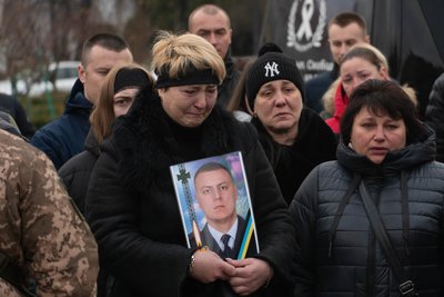 В Ужгороді попрощалися із полеглим прикордонником Дмитром Цацурою В Ужгороді попрощалися із полеглим прикордонником Дмитром Цацурою