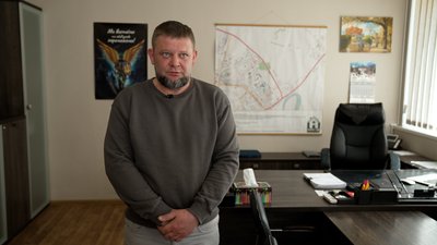Під під'їздами багатоповерхівки у Чернігові цілий рік стоїть вода: хто та як має розв'язати цю проблему