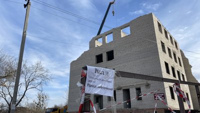 Пошкоджений корпус лікарні в Ізюмі, Харківська область Пошкоджений корпус лікарні в Ізюмі, Харківська область