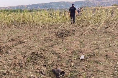 Поліцейські працюють на місці, де на землі лежать уламки дрона, після того, як він увійшов у повітряний простір Молдови та вибухнув поблизу населеного пункту Талмаза та кордону з Україною. Молдова, 17 серпня 2026 року Поліцейські працюють на місці, де на землі лежать уламки дрона, після того, як він увійшов у повітряний простір Молдови та вибухнув поблизу населеного пункту Талмаза та кордону з Україною. Молдова, 17 серпня 2026 року