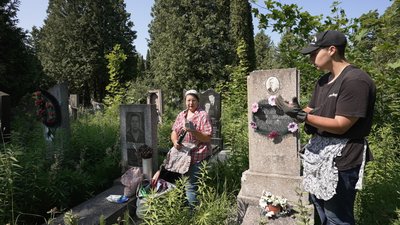 "Приходжу до них, як до рідних": чернігівка на замовлення прибирає могили на кладовищах