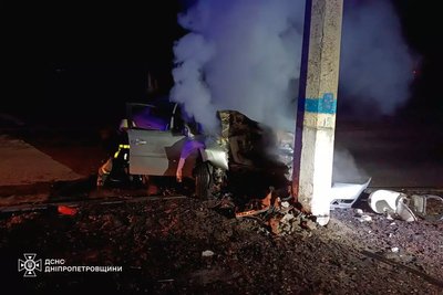 У Кам'янському автівка врізалася у стовп: поранені троє людей, серед яких дитина У Кам'янському автівка врізалася у стовп: поранені троє людей, серед яких дитина