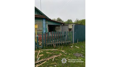 Травмовані матір і 13-річна дочка: росіяни атакували село в Чернігівському районі Травмовані матір і 13-річна дочка: росіяни атакували село в Чернігівському районі