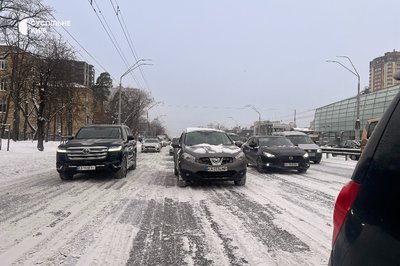 У Києві через сніг та ожеледицю на дорогах затори У Києві через сніг та ожеледицю на дорогах затори