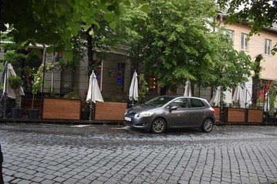 Літній майданчик на паркувальних місцях на вулиці Героїв Майдану у Чернівцях Літній майданчик на паркувальних місцях на вулиці Героїв Майдану у Чернівцях