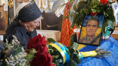 У Мукачеві попрощалися з полеглим захисником Михайлом Ярошем У Мукачеві попрощалися з полеглим захисником Михайлом Ярошем