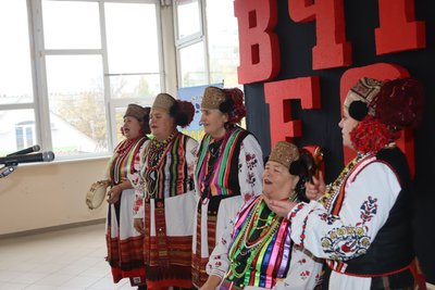 “Це допомагає нам жити”. В Охтирці співав пісень колектив з Тарасівки “Вечорниці” “Це допомагає нам жити”. В Охтирці співав пісень колектив з Тарасівки “Вечорниці”