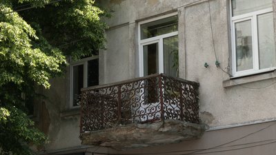 У центрі Рівного руйнується балкон. Хто його має ремонтувати У центрі Рівного руйнується балкон. Хто його має ремонтувати
