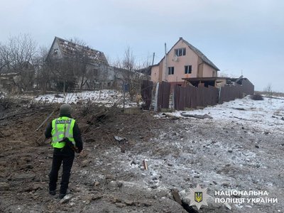 Пошкоджені будинки та автомобіль: наслідки російської атаки фіксують у кількох районах Київщини Пошкоджені будинки та автомобіль: наслідки російської атаки фіксують у кількох районах Київщини