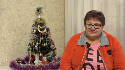 Кролевчанка Любов Пацюк шиє подушки та бурки для українських захисників Кролевчанка Любов Пацюк шиє подушки та бурки для українських захисників