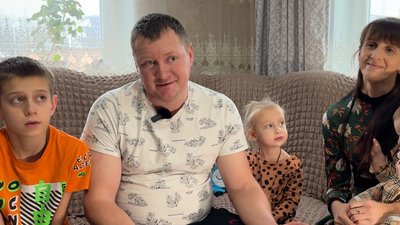Мають трьох корів, обробляють 4 га землі та готують по 20 літрів борщу: як живе багатодітна родина Лень на Чернігівщині Мають трьох корів, обробляють 4 га землі та готують по 20 літрів борщу: як живе багатодітна родина Лень на Чернігівщині