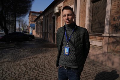 "Сьогодні я ще не їв. Люди залишають їжу — я доїм, доп’ю": як безхатченки виживають у морози в Дніпрі "Сьогодні я ще не їв. Люди залишають їжу — я доїм, доп’ю": як безхатченки виживають у морози в Дніпрі