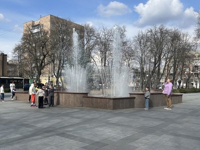 У Кременчуці запустили фонтан у сквері імені Олега Бабаєва У Кременчуці запустили фонтан у сквері імені Олега Бабаєва