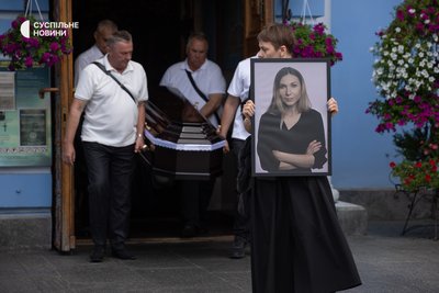 У Києві попрощались з журналісткою Вікторією Рощиною, яка загинула у російському полоні, 8 серпня 2025 року У Києві попрощались з журналісткою Вікторією Рощиною, яка загинула у російському полоні, 8 серпня 2025 року