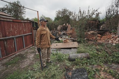 Володимир Скольник на подвір'ї, яке постраждало від російської атаки 4 червня 2025 року Володимир Скольник на подвір'ї, яке постраждало від російської атаки 4 червня 2025 року