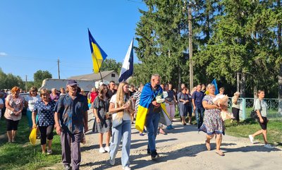Захисник поклав квіти до дошок забиглих героїв у селі