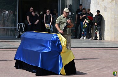 Загинув за п'ять днів до дня народження. У Южноукраїнську попрощалися з солдатом Загинув за п'ять днів до дня народження. У Южноукраїнську попрощалися з солдатом