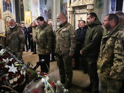 У Мукачеві попрощалися з полеглим захисником Миколою Кіяном У Мукачеві попрощалися з полеглим захисником Миколою Кіяном