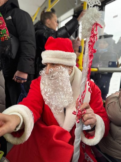 "Солодкі маршрути". У сумських тролейбусах дітей вітали зі святом Миколая "Солодкі маршрути". У сумських тролейбусах дітей вітали зі святом Миколая