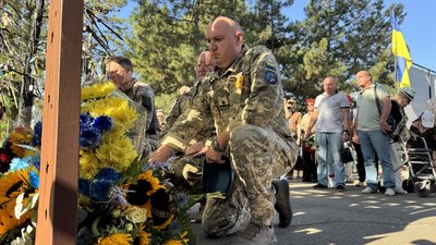 На Алеї Слави в Миколаєві вшанували загиблих захисників та цивільних На Алеї Слави в Миколаєві вшанували загиблих захисників та цивільних