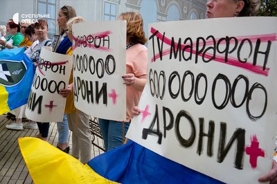 Одесити вкотре вийшли на пікет проти тендерів та закликали віддати гроші на ЗСУ Одесити вкотре вийшли на пікет проти тендерів та закликали віддати гроші на ЗСУ